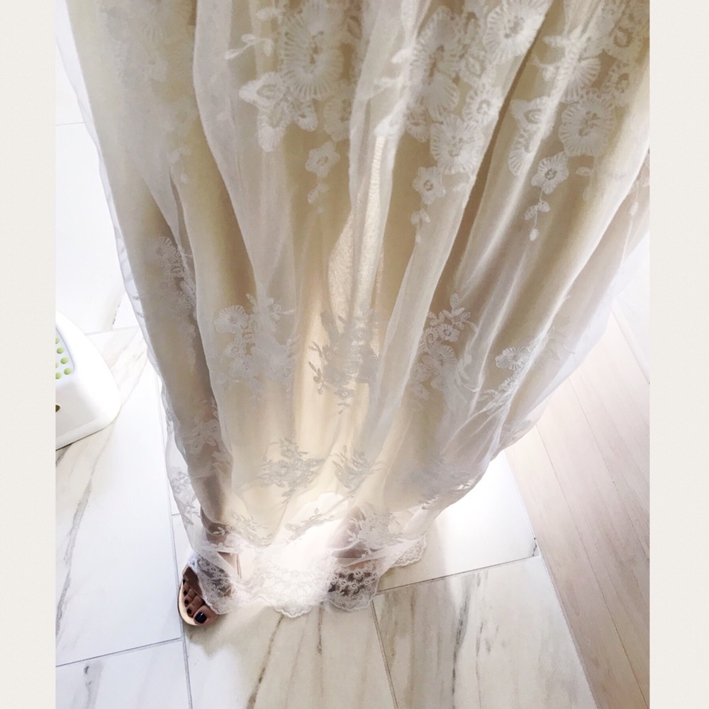 Last 1!! Beautiful nude lace deep v-neck gown - Picture 5 of 7